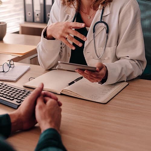 Profesional de la salud conversando con una paciente.